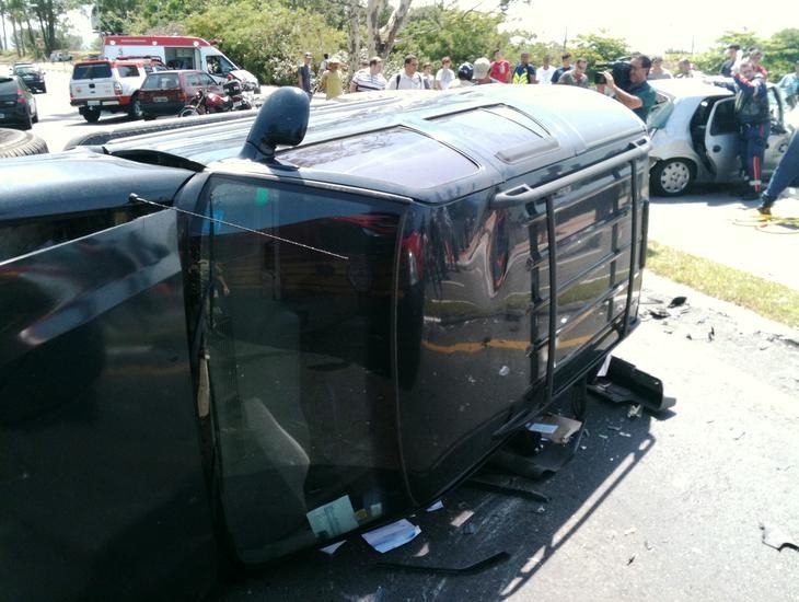 Um dos veculos capotou depois do acidente