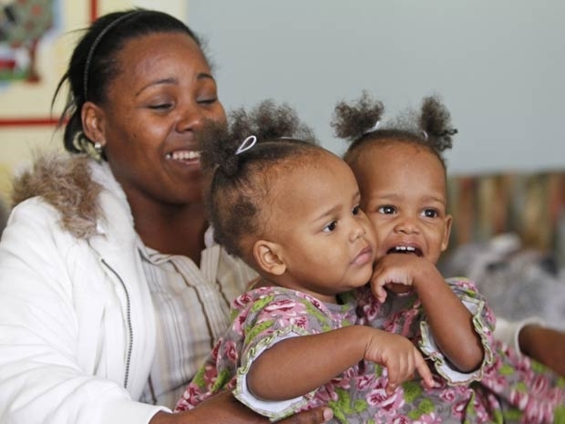 As g�meas Mar�a Teresa (� esq.) e Teresa Mar�a com a m�e, Lisandra Sanatis, em centro comunit�rio em Richmond em 1� de n