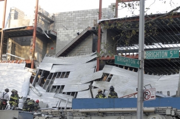 Bombeiros s�o vistos em frente ao pr�dio desabado no Brooklyn, em Nova York.