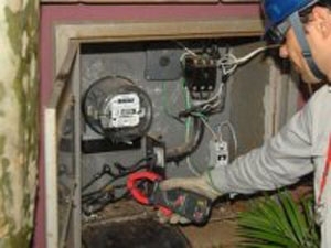 A percia policial constatou o furto de energia em fbrica de tijolos