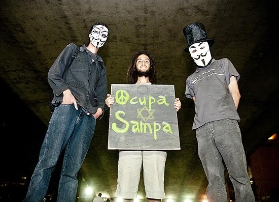 Led *, 20, Vitor Gopi, 19, e Marlon *, 17, ocupam a rea sob o viaduto do Ch (* nomes fictcios)