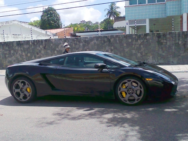 Lamborghini estacionado na Avenida Camilo de Holanda horas antes do acidente