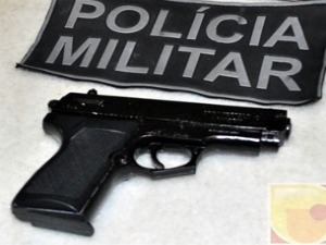 A arma e os menores foram encaminhados para a Central de Flagrantes da cidade