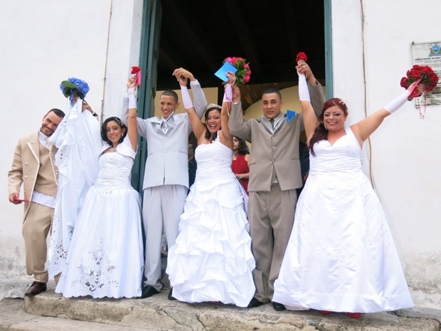 Trs irms aps o casamento na Igreja Matriz de So Vicente (Foto: Mariane Rossi/G1)