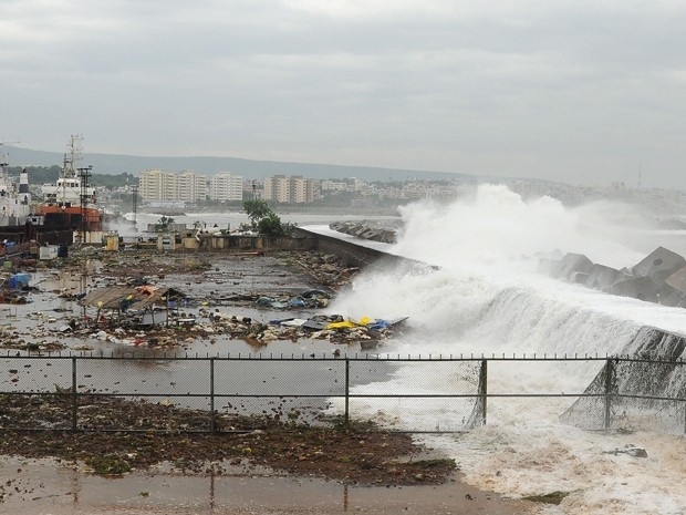 Ondas atingem porto de pesca no distrito de Visakhapatnam, no sul do estado indiano de Andhra Pradesh, neste sbado (12)