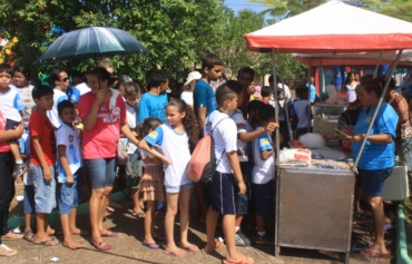 As crian�as fizeram fila para saborear as guloseimas servidas gratuitamente. 