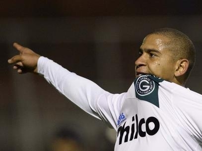 Walter fez novamente um dos gols da vitria do Gois, desta vez sobre a Portuguesa no Canind