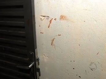 Marcas do triplo homicdio ficaram na casa em Cuiab. (Foto: Reproduo TVCA)