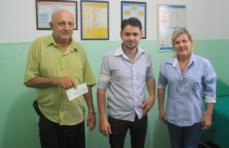 Athaide Bastos Guimares, Pablo Henrique e Norma Firmiano durante ato de entrega da doao.