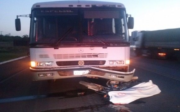 Motociclista bateu na frente do nibus e morreu no local do acidente
