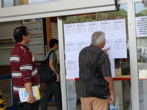 Candidatos procuram nome na sala de provas em Manaus neste domingo (Foto: Marcos Dantas/G1 AM)