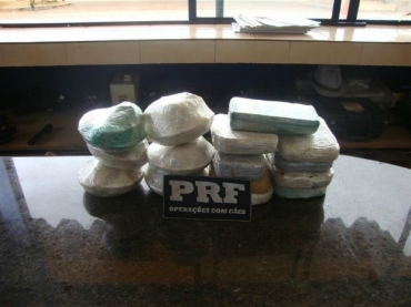 Droga foi encontrada em compartimento com ajuda de co farejador. (Foto: Assessoria de Imprensa / PRF)