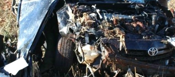 Carro ficou praticamente destrudo depois de sair da pista e bater em um barranco s margens da rodovia (Foto: Arildo Ke