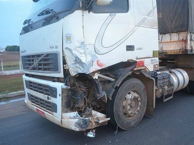 Parte da frente de carreta ficou danificada ap�s acidente (Foto: MT Not�cias)