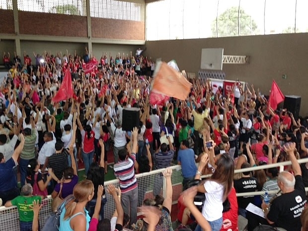 Assembleia dos professores foi realizada nesta sexta-feira em Cuiab (Foto: Marcos Landim/TVCA)