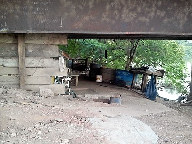 Casa debaixo de ponte possui piso de cimento, portas e janelas (Foto: Pollyana Ara�jo/ G1)