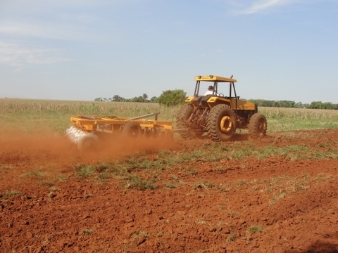 Produtores aproveitam o clima favorvel e fazem o plantio da soja