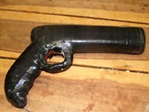 Homem foi agredido por populares por usar arma de brinquedo