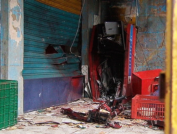 Caixa funcionava na rea de um mercadinho