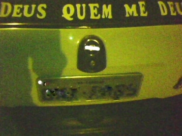 Adesivo no carro levou a PM a confundos dois rapazes com assaltantes de farmcia 