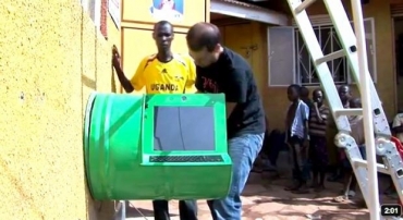 Os quiosques digitais s�o equipados com um computador, que � movido pela energia solar obtida a partir de uma placa inco