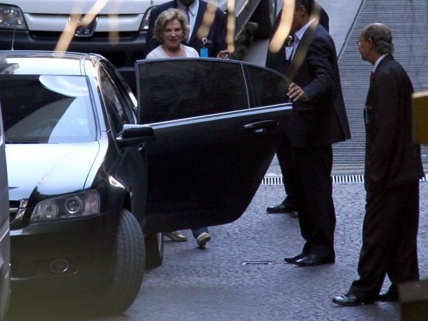 Lula deixou hospital ao lado da mulher, Marisa Letcia, pouco aps as 15h30 desta 3