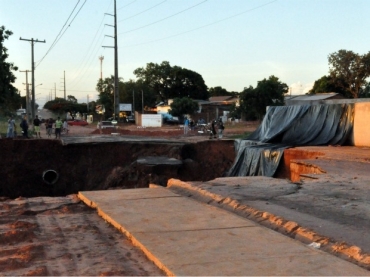 Eroso interditou rua no bairro Nova Lima, em Campo Grande