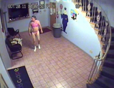 Ladr�o tirou a roupa e colocou um biqu�ni rosa que encontrou na creche.