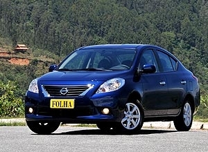 Dianteira do sed  simples, mas harmnica; faris de neblina e rodas de liga leve esto apenas na verso SL, a mais car