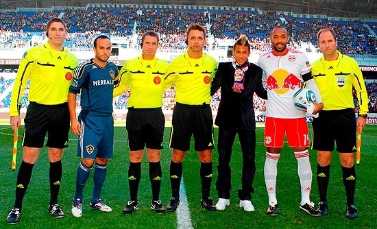 Neymar posa para foto ao lado de Henry (branco), dos rbitros e de Landon Donovan (azul)