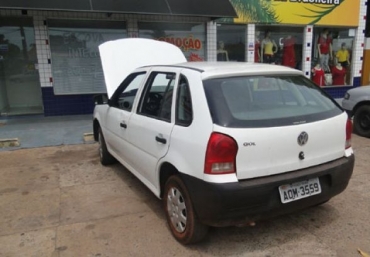 O Gol seria depenado em um matagal �s margens da Rodovia dos Imigrantes, mas populares acionaram a Pol�cia