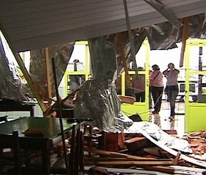 Telhado de lanchonete desabou em cima de um homem em Foz do Iguau, no oeste do PR