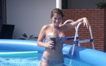 No piscino, Fani se deliciou com um chimarro
