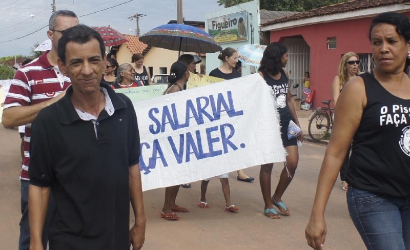 Prefeito Adair Jos caminhou junto com os professores da rede municipal pedindo aumento de salrio.