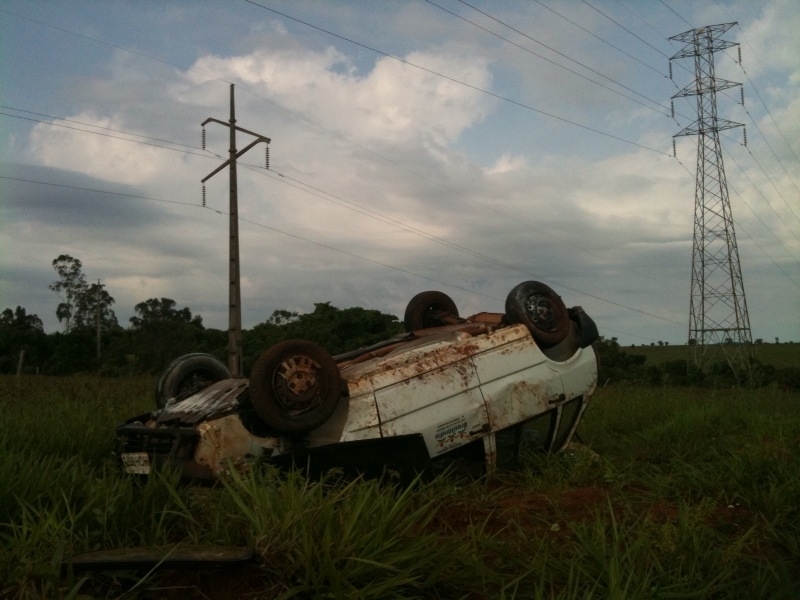 Uno da prefeitura capotou, mas motorista no ficou ferida