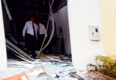 A exploso destruiu o caixa eletrnico e parte do forro do posto do Banco Bradesco 