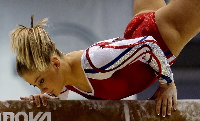 Shawn Johnson esbanja beleza durante a ginstica