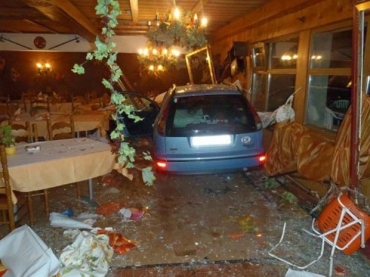 Carro desgovernado invade sal�o de restaurante na Su��a