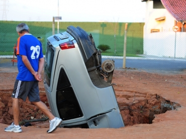 Pintor retirou rodas de carro para evitar prejuzo ainda maior
