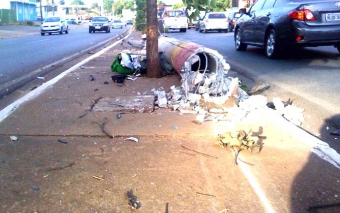 Descontrolado, carro bateu em rvore e se chocou com poste, na Miguel Sutil