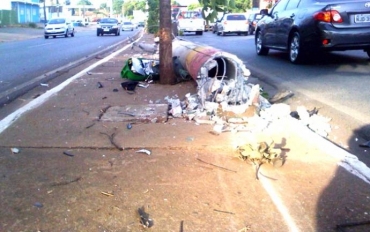Descontrolado, carro bateu em rvore e se chocou com poste, na Miguel Sutil 