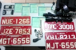 Placas com sinais de adulterao foram encontradas.