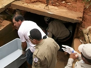 Bombeiros encontram corpo de motociclista dentro de bueiro