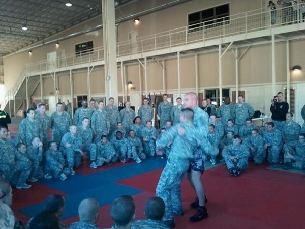 Tito Ortiz, no centro, treina MMA com soldados em um batalho americano