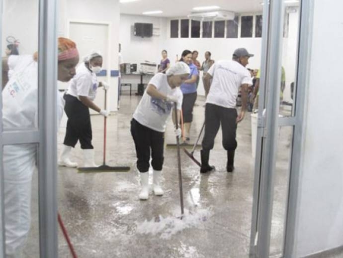 Cena lamentvel e que se repete:  s chover em Cuiab e o Pronto-Socorro alaga