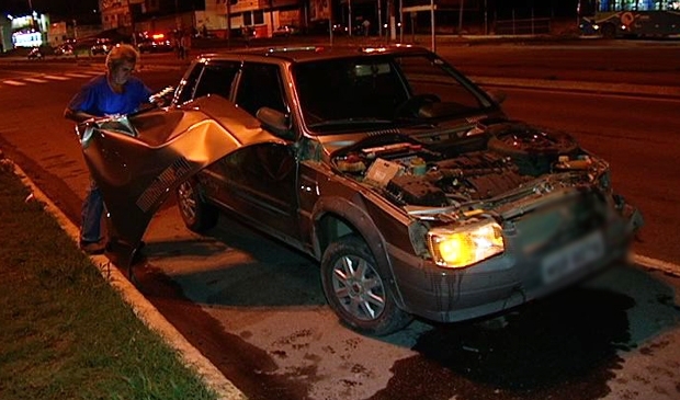Fiat Uno foi atingido por outro carro enquantro atravessa a pista.