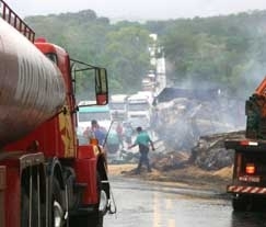 Duas carretas se choram e explodiram, depois que uma delas tentava ultrapassar; outras duas saram da pista e uma delas