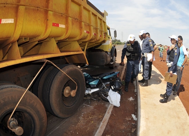 Corpo do jovem ficou preso na roda transeira do caminho