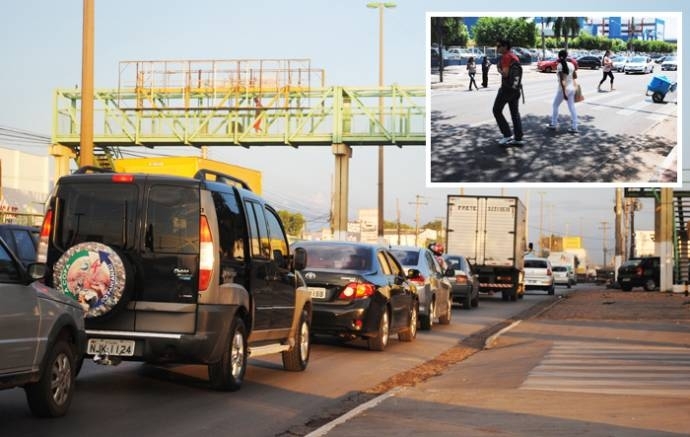 Construda h 20 anos, passarela da Fernando Correa est abandonada; no CPA, pedestres se arriscam