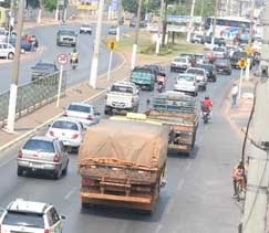 Fatos ocorreram em 2008, aps desentendimento no trfico; acusado sacou revlver e atirou nas vtimas